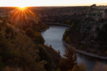 Fototapeta na wymiar Puesta de sol sobre el desfiladero del rio Duraton, España