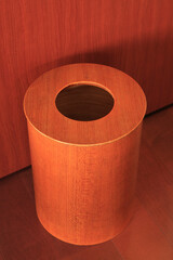 リビングルームの木製のゴミ箱