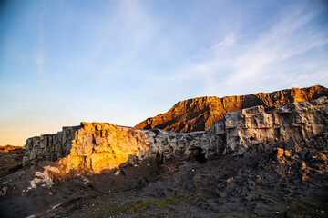 Residuos en montaña de carbon con nubes suaves en el cielo