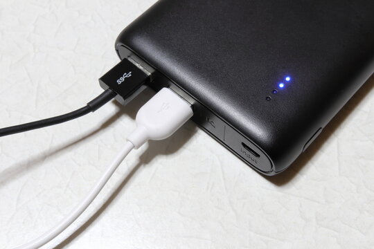 Black mobile battery and cable / 黒いモバイルバッテリー(ケーブル付き)(アップ)