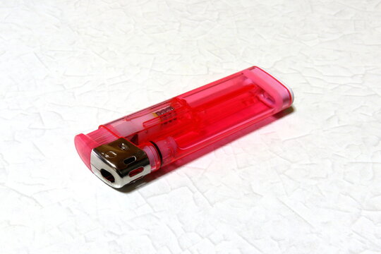 Pink lighter / 使い捨てライター (コンビニの100円ライター)(赤色)