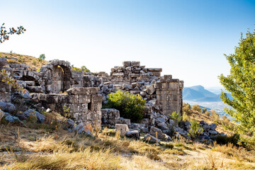 Fototapeta premium A beautiful view of mountains with old ruins