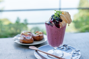 ブルーベリーのパフェとデニッシュ　オーシャンビューのカフェ
