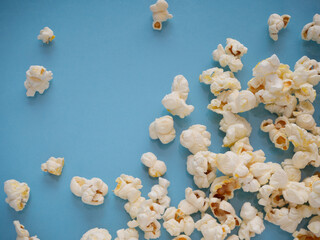 ポップコーンのフレーム・水色の背景