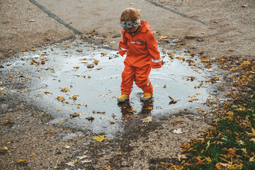 Kinder im Herbst am Fluss und in der Natur