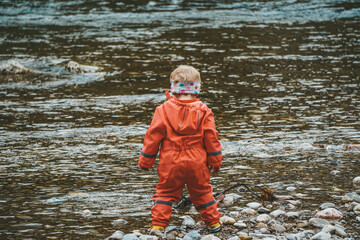 Kinder im Herbst am Fluss und in der Natur