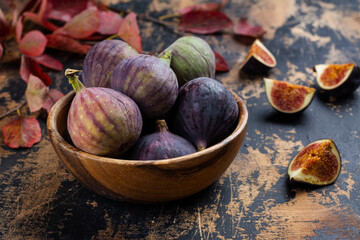 Whole and cut fresh figs