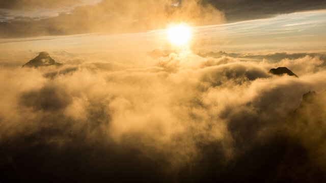 lumi&egrave;re divine au dessus des nuages