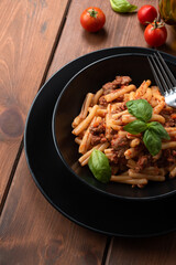 Piatto di pasta casereccia con delizioso sugo di manzo, Cucina Italiana 