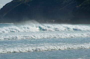 崖下の強い白波に飲まれるｻｰﾌｧｰ