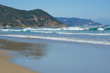 打ち寄せる白い波と東伊豆沿岸