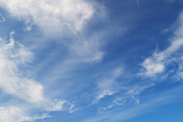 薄い筋雲の青空