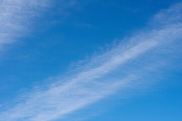 綺麗に伸びた薄い筋雲の青空