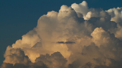 Cumulus imposant, en passe de devenir un nuage d'orage, en fin de soirée
