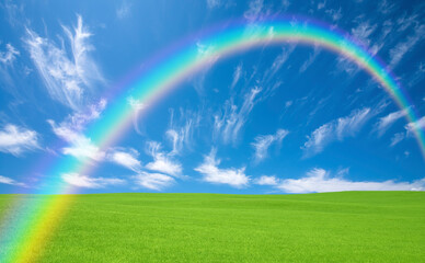 Obraz premium 緑の草原と雲と虹
