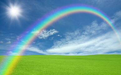 Obraz premium 緑の草原と雲と虹と太陽