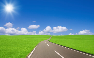 草原の道と雲と太陽