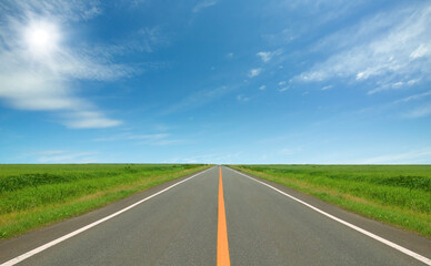 Fototapeta premium 草原の直線道路と雲と太陽