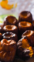Cannelés gourmands, faits maison, dans un four artisanal