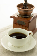 ホットコーヒーとコーヒーミル