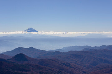 快晴の金峰山から見える富士山