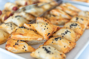 Pizzette di pasta sfoglia, squisiti antipasti italiani 