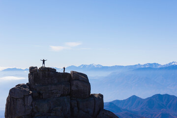 秋の金峰山山頂の五丈岩に立つ人