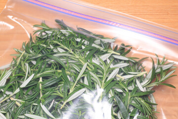 パックに入れたローズマリーの葉