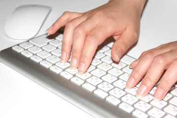 Fototapeta na wymiar パソコンのキーボード打つ女性の手