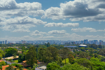 Skyline de São Paulo, com bairro residencial em primeiro plano e cidade ao fundo
