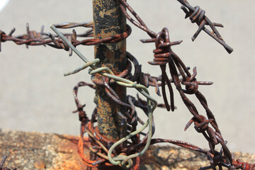 錆びた有刺鉄線