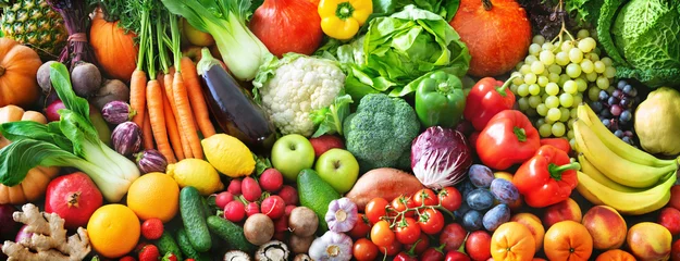 Fototapeten Panoramischer Lebensmittelhintergrund mit einer Auswahl an frischem Bio-Obst und -Gemüse © Alexander Raths