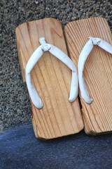 店先に干した板前の下駄
