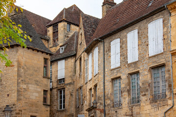Fototapeta na wymiar Sarlat-la-Canéda. Rue en centre-ville. Dordogne. Nouvelle Aquitaine 