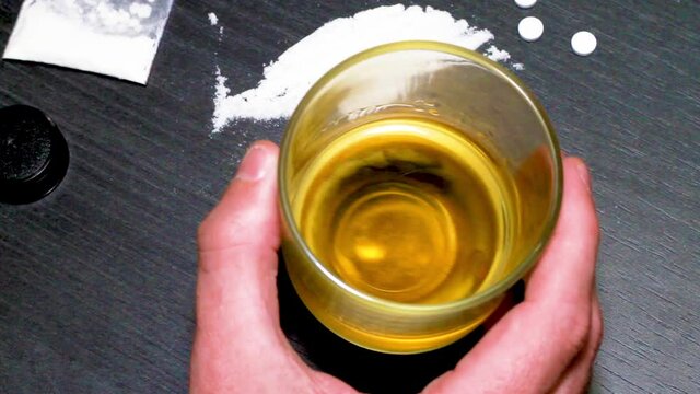 Alcool whisky boisson alcoolis&eacute;e et drogue coca&iuml;ne illustration pilule m&eacute;dicament