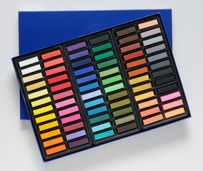 Caja con amplio surtido de colores de barras de pastel duro de sección cuadrada 