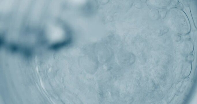 sprudelndes Wasser wird in ein Glas gesch&uuml;ttet