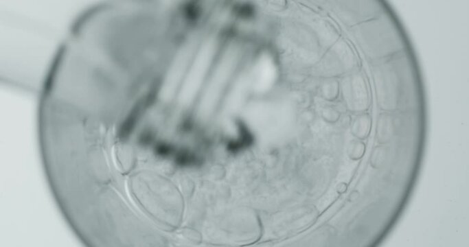 sprudelndes Wasser wird in ein Glas gesch&uuml;ttet