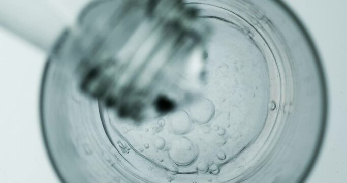 sprudelndes Wasser wird in ein Glas gesch&uuml;ttet