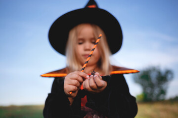 Obraz premium girl dressed as a witch celebrates halloween. blur, selective focus