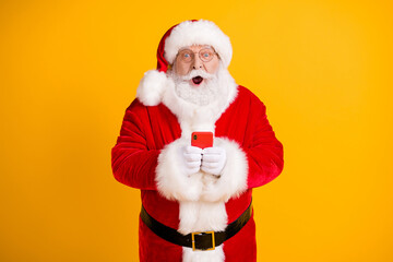 Photo astonished fairy fat grey beard santa claus use smartphone follow x-mas christmas discount...