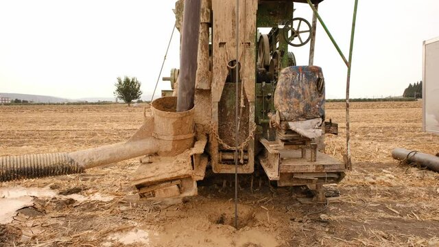 Pipe spins and enters the well for water. The process of drilling a well for water.