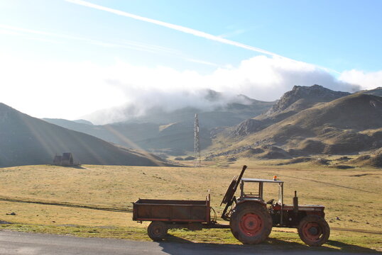 tractor con remolque con monta&ntilde;as al fondo