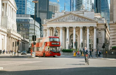 Foto op Canvas Royal Exchange, Londen Met rode bus © Iakov Kalinin