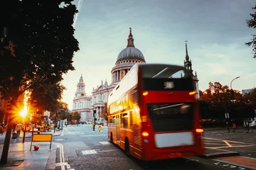 Keuken foto achterwand Londen rode bus Dubbeldekkerbus en St Paul& 39 s Cathedral, Londen, VK
