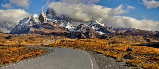 Lichtdoorlatende gordijnen Cerro Chaltén Road to the mountains, autumn mountain landscape sunset scenery, Patagonia 