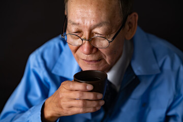 悩む中小企業経営者