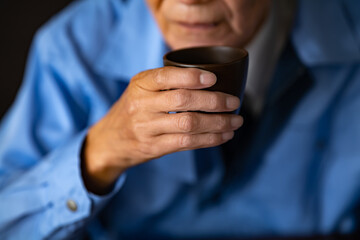 悩む中小企業経営者