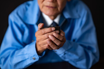 悩む中小企業経営者