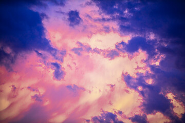 Cielo con nubes al atardecer rosa